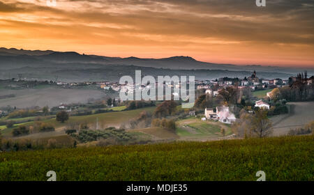 Tavullia, Marken, Italien. Blick auf das Dorf im Herbst Sonnenuntergang Stockfoto