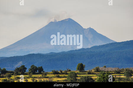 Vulkan Popocatepetl in Mexiko von Osten gesehen und mit kleinen Wolken von Rauch aus seiner Krater Stockfoto