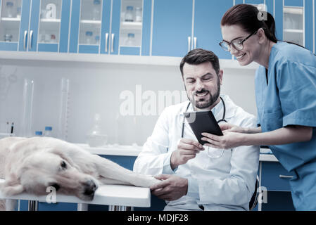 Positiv erfreut, Frau mit einem Tablet-PC Stockfoto