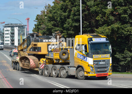 Ein searle Gruppe Volvo FH16 zugmaschine Abschleppen ein Nooteboom Tieflader Anhänger mit einem W M Anlage mieten Caterpillar Cat 345 C long-reach Bagger Stockfoto