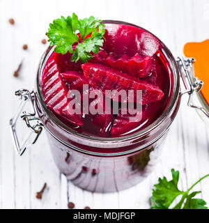 Eingelegte Rüben Salat im Glas Stockfoto