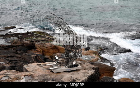 Sydney, Australien - 27.Oktober 2017. Xia Hängen: Rangerer. Skulptur am Meer entlang der Bondi, Coogee Spaziergang entlang der Küste ist der weltweit größte frei, die p Stockfoto