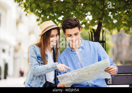 Kontrolle einige Informationen im Ratgeber der Stadt Stockfoto