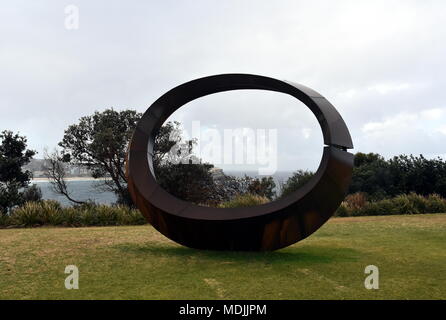 Sydney, Australien - 27.Oktober 2017. David Ball: Orb. Skulptur am Meer entlang der Bondi, Coogee Spaziergang entlang der Küste ist der weltweit größte frei Publ Stockfoto