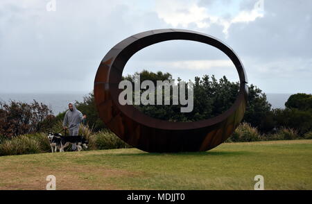 Sydney, Australien - 27.Oktober 2017. David Ball: Orb. Skulptur am Meer entlang der Bondi, Coogee Spaziergang entlang der Küste ist der weltweit größte frei Publ Stockfoto