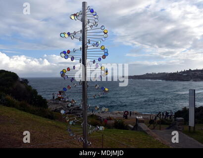 Sydney, Australien - 27.Oktober 2017. Rhiannon West: Wind Reflexionen. Skulptur am Meer entlang der Bondi, Coogee Spaziergang entlang der Küste ist der weltweit größte Stockfoto