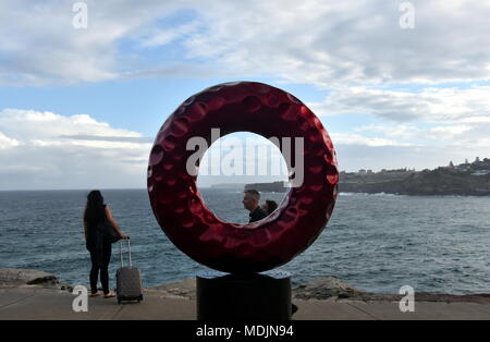 Sydney, Australien - 27.Oktober 2017. Wesley Harrop: Zygomaticus. Skulptur am Meer entlang der Bondi, Coogee Spaziergang entlang der Küste ist der weltweit größte frei Stockfoto