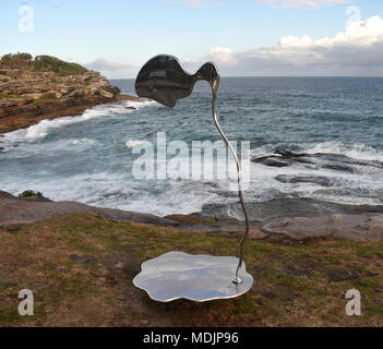 Sydney, Australien - 27.Oktober 2017. Hugh McLachlan: langsame Strömung in Richtung Narzissmus. Skulptur am Meer ist der weltweit größte kostenlos für die Öffentlichkeit sculptu Stockfoto