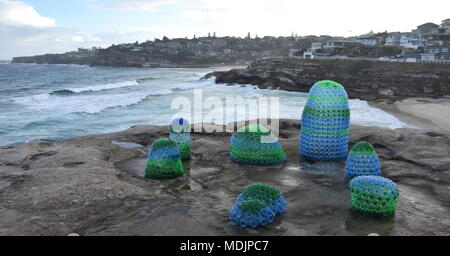 Sydney, Australien - 27.Oktober 2017. Kathy Allam, Kunststoff Paradies. Skulptur am Meer entlang der Bondi, Coogee Spaziergang entlang der Küste ist der weltweit größte fr Stockfoto