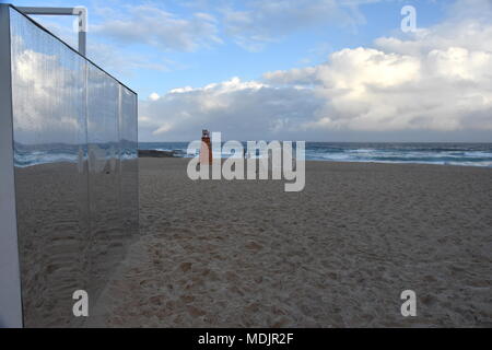 Sydney, Australien - 27.Oktober 2017. Skulpturen auf Nähe: Tamarama Beach. Skulptur am Meer entlang der Bondi, Coogee Spaziergang entlang der Küste ist der weltweit größte fre Stockfoto