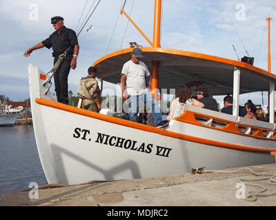 St. Nikolaus VII Boot in den Hafen in Tarpon Springs, Florida, USA, 2017 © katharine Andriotis Stockfoto