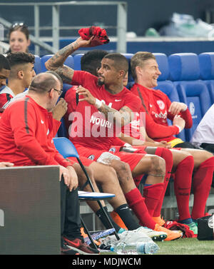 Gelsenkirchen, Deutschland. 18 Apr, 2018. Kevin-Prince Boateng (F) auf der Bank sitzt verletzt, sein Trikot werfen zu einem Ventilator, Verletzung, Fußball DFB-Pokal, Halbfinale, FC Schalke 04 (GE) - Eintracht Frankfurt (F), am 18/04/2018 in Gelsenkirchen. | Verwendung der weltweiten Kredit: dpa/Alamy leben Nachrichten Stockfoto