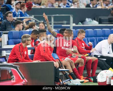 Gelsenkirchen, Deutschland. 18 Apr, 2018. Kevin-Prince Boateng (F) auf der Bank sitzt verletzt, sein Trikot werfen zu einem Ventilator, Verletzung, Fußball DFB-Pokal, Halbfinale, FC Schalke 04 (GE) - Eintracht Frankfurt (F), am 18/04/2018 in Gelsenkirchen. | Verwendung der weltweiten Kredit: dpa/Alamy leben Nachrichten Stockfoto