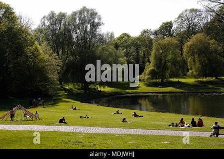 Brüssel, Belgien. 19 Apr, 2018. Die Menschen genießen die Sonne in einem Park in Brüssel, Belgien, 19. April 2018. Die Temperatur stieg auf rund 28 Grad Celsius am Donnerstag, die heisseste April 19 da Wetter Datensätze. Credit: Ihr Pingfan/Xinhua/Alamy leben Nachrichten Stockfoto