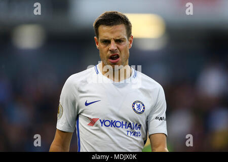 Burnley, Großbritannien. 19. April 2018. Cesar Azpilicueta von Chelsea an schaut. Premier League match, Burnley v Chelsea in Turf Moor in Burnley, Lancashire am Donnerstag, den 19. April 2018. Dieses Bild dürfen nur für redaktionelle Zwecke verwendet werden. Nur die redaktionelle Nutzung, eine Lizenz für die gewerbliche Nutzung erforderlich. Keine Verwendung in Wetten, Spiele oder einer einzelnen Verein/Liga/player Publikationen. pic von Chris Stading/Andrew Orchard sport Fotografie/Alamy leben Nachrichten Stockfoto