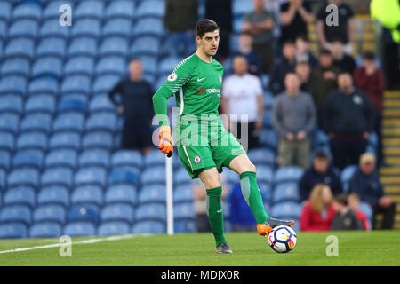 Burnley, Großbritannien. 19. April 2018. Chelsea Torhüter Thibaut Courtois in Aktion. Premier League match, Burnley v Chelsea in Turf Moor in Burnley, Lancashire am Donnerstag, den 19. April 2018. Dieses Bild dürfen nur für redaktionelle Zwecke verwendet werden. Nur die redaktionelle Nutzung, eine Lizenz für die gewerbliche Nutzung erforderlich. Keine Verwendung in Wetten, Spiele oder einer einzelnen Verein/Liga/player Publikationen. pic von Chris Stading/Andrew Orchard sport Fotografie/Alamy leben Nachrichten Stockfoto