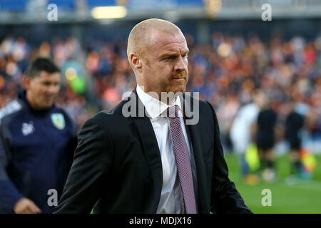 Burnley, Großbritannien. 19. April 2018. Burnley Manager Sean Dyche an schaut. Premier League match, Burnley v Chelsea in Turf Moor in Burnley, Lancashire am Donnerstag, den 19. April 2018. Dieses Bild dürfen nur für redaktionelle Zwecke verwendet werden. Nur die redaktionelle Nutzung, eine Lizenz für die gewerbliche Nutzung erforderlich. Keine Verwendung in Wetten, Spiele oder einer einzelnen Verein/Liga/player Publikationen. pic von Chris Stading/Andrew Orchard sport Fotografie/Alamy leben Nachrichten Stockfoto