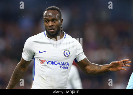 Burnley, Großbritannien. 19. April 2018. Victor Moses von Chelsea an schaut. Premier League match, Burnley v Chelsea in Turf Moor in Burnley, Lancashire am Donnerstag, den 19. April 2018. Dieses Bild dürfen nur für redaktionelle Zwecke verwendet werden. Nur die redaktionelle Nutzung, eine Lizenz für die gewerbliche Nutzung erforderlich. Keine Verwendung in Wetten, Spiele oder einer einzelnen Verein/Liga/player Publikationen. pic von Chris Stading/Andrew Orchard sport Fotografie/Alamy leben Nachrichten Stockfoto