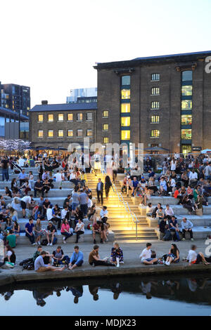 Die Schritte in der Kornkammer Square und St Martins College für Kunst hinter Kings Cross, war bis in den Abend in der ungewöhnlich warmen April Wetter, in London, UK Credit: Monica Wells/Alamy Live-Nachrichten verpackt Stockfoto