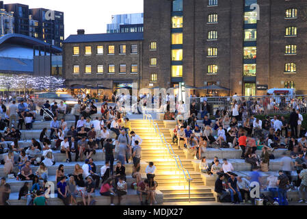 Die Schritte in der Kornkammer Square und St Martins College für Kunst hinter Kings Cross, war bis in den Abend in der ungewöhnlich warmen April Wetter, in London, UK Credit: Monica Wells/Alamy Live-Nachrichten verpackt Stockfoto