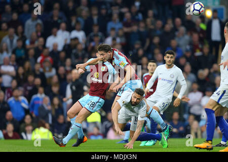 Burnley, Großbritannien. 19. April 2018. Olivier Giroud von Chelsea (fallend) und James Tarkowski von Burnley kollidieren, wie sie für den Ball gehen. Premier League match, Burnley v Chelsea in Turf Moor in Burnley, Lancashire am Donnerstag, den 19. April 2018. Dieses Bild dürfen nur für redaktionelle Zwecke verwendet werden. Nur die redaktionelle Nutzung, eine Lizenz für die gewerbliche Nutzung erforderlich. Keine Verwendung in Wetten, Spiele oder einer einzelnen Verein/Liga/player Publikationen. pic von Chris Stading/Andrew Orchard sport Fotografie/Alamy leben Nachrichten Stockfoto