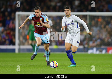 Burnley, Großbritannien. 19. April 2018. Kevin lang von Burnley (l) und Alvaro Morata von Chelsea jagen den Ball. Premier League match, Burnley v Chelsea in Turf Moor in Burnley, Lancashire am Donnerstag, den 19. April 2018. Dieses Bild dürfen nur für redaktionelle Zwecke verwendet werden. Nur die redaktionelle Nutzung, eine Lizenz für die gewerbliche Nutzung erforderlich. Keine Verwendung in Wetten, Spiele oder einer einzelnen Verein/Liga/player Publikationen. pic von Chris Stading/Andrew Orchard sport Fotografie/Alamy leben Nachrichten Stockfoto