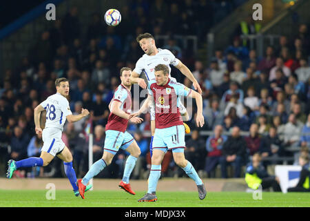 Burnley, Großbritannien. 19. April 2018. Gary Cahill von Chelsea springt über Chris Holz von Burnley und leitet die Kugel. Premier League match, Burnley v Chelsea in Turf Moor in Burnley, Lancashire am Donnerstag, den 19. April 2018. Dieses Bild dürfen nur für redaktionelle Zwecke verwendet werden. Nur die redaktionelle Nutzung, eine Lizenz für die gewerbliche Nutzung erforderlich. Keine Verwendung in Wetten, Spiele oder einer einzelnen Verein/Liga/player Publikationen. pic von Chris Stading/Andrew Orchard sport Fotografie/Alamy leben Nachrichten Stockfoto