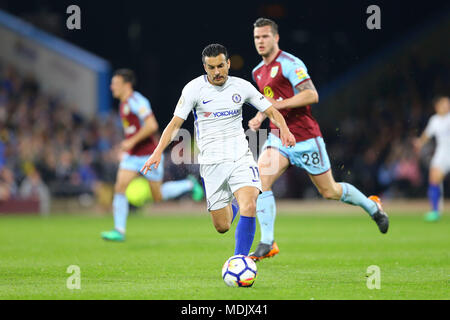 Burnley, Großbritannien. 19. April 2018. Pedro von Chelsea in Aktion. Premier League match, Burnley v Chelsea in Turf Moor in Burnley, Lancashire am Donnerstag, den 19. April 2018. Dieses Bild dürfen nur für redaktionelle Zwecke verwendet werden. Nur die redaktionelle Nutzung, eine Lizenz für die gewerbliche Nutzung erforderlich. Keine Verwendung in Wetten, Spiele oder einer einzelnen Verein/Liga/player Publikationen. pic von Chris Stading/Andrew Orchard sport Fotografie/Alamy leben Nachrichten Stockfoto