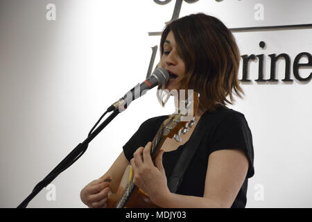 Neapel, Italien. 19 Apr, 2018. Carmen Consoli, italienischer Sänger präsentiert ihr Album "Eco di Sirene' an die Feltrinelli in Neapel und führt in eine akustische Mini-live. Credit: Mariano Montella/Alamy leben Nachrichten Stockfoto