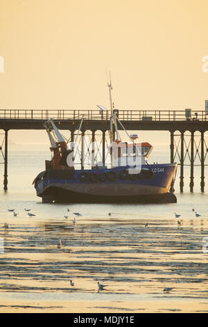 Southend-on-Sea, Essex, Großbritannien. 19. April 2018. UK Wetter: Die Sonne über Southend-on-Sea nach einem sehr heißen Tag - Die heißesten April Tag für 70 Jahre. Ein Blick auf den Pier Kredit suchen: Ben Rektor/Alamy leben Nachrichten Stockfoto