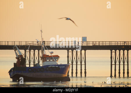 Southend-on-Sea, Essex, Großbritannien. 19. April 2018. UK Wetter: Die Sonne über Southend-on-Sea nach einem sehr heißen Tag - Die heißesten April Tag für 70 Jahre. Ein Blick auf den Pier Kredit suchen: Ben Rektor/Alamy leben Nachrichten Stockfoto