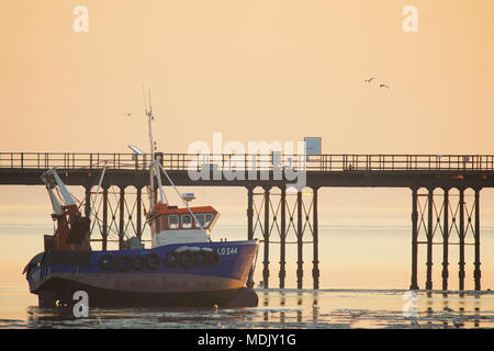 Southend-on-Sea, Essex, Großbritannien. 19. April 2018. UK Wetter: Die Sonne über Southend-on-Sea nach einem sehr heißen Tag - Die heißesten April Tag für 70 Jahre. Ein Blick auf den Pier Kredit suchen: Ben Rektor/Alamy leben Nachrichten Stockfoto