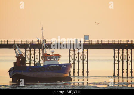 Southend-on-Sea, Essex, Großbritannien. 19. April 2018. UK Wetter: Die Sonne über Southend-on-Sea nach einem sehr heißen Tag - Die heißesten April Tag für 70 Jahre. Ein Blick auf den Pier Kredit suchen: Ben Rektor/Alamy leben Nachrichten Stockfoto