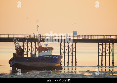 Southend-on-Sea, Essex, Großbritannien. 19. April 2018. UK Wetter: Die Sonne über Southend-on-Sea nach einem sehr heißen Tag - Die heißesten April Tag für 70 Jahre. Ein Blick auf den Pier Kredit suchen: Ben Rektor/Alamy leben Nachrichten Stockfoto