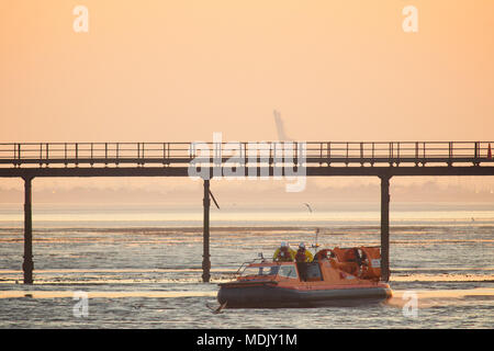 Southend-on-Sea, Essex, Großbritannien. 19. April 2018. UK Wetter: Die Sonne über Southend-on-Sea nach einem sehr heißen Tag - Die heißesten April Tag für 70 Jahre. Ein Blick auf die Anlegestelle der RNLI Rescue Team in Ihrem Hovercraft Kredit suchen: Ben Rektor/Alamy leben Nachrichten Stockfoto