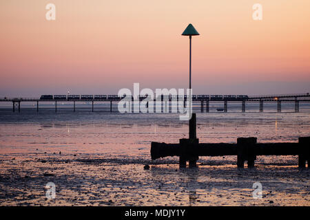 Southend-on-Sea, Essex, Großbritannien. 19. April 2018. UK Wetter: Die Sonne über Southend-on-Sea nach einem sehr heißen Tag - Die heißesten April Tag für 70 Jahre. Ein Blick auf den Pier Kredit suchen: Ben Rektor/Alamy leben Nachrichten Stockfoto