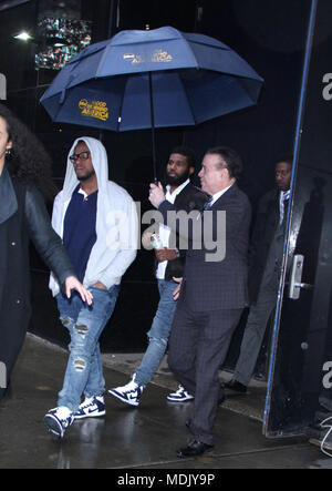 New York, NY, USA. 19 Apr, 2018. Donte Robinson und Rashon Nelson bei Good Morning America, die nach ihrem Interview über sein an Starbuck in Downtown Philadelphia verhaftet letzte Woche und Hausfriedensbruch vorgeworfen, während sie darauf warten, auf einer Konferenz, die Sie gehofft hatten, würde Ihr Leben ändern. April 19, 2018. New York City. Credit: Rw/Medien Punch/Alamy leben Nachrichten Stockfoto