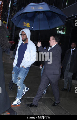 New York, NY, USA. 19 Apr, 2018. Donte Robinson und Rashon Nelson bei Good Morning America, die nach ihrem Interview über sein an Starbuck in Downtown Philadelphia verhaftet letzte Woche und Hausfriedensbruch vorgeworfen, während sie darauf warten, auf einer Konferenz, die Sie gehofft hatten, würde Ihr Leben ändern. April 19, 2018. New York City. Credit: Rw/Medien Punch/Alamy leben Nachrichten Stockfoto