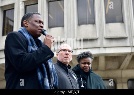 Philadelphia, USA. 19 Apr, 2018. Rev. Greg Holston, Executive Director von Philadelphias organisiert, zu bezeugen, zu bevollmächtigen und Wiederaufbau (POWER), um die Rechenschaftspflicht der Polizei spricht bei einer Rallye durch Macht außerhalb der Polizei Abt. Zentrale in Center City Philadelphia, PA gehostet wird, am 19. April 2018. Credit: Bastiaan Slabbers/Alamy leben Nachrichten Stockfoto