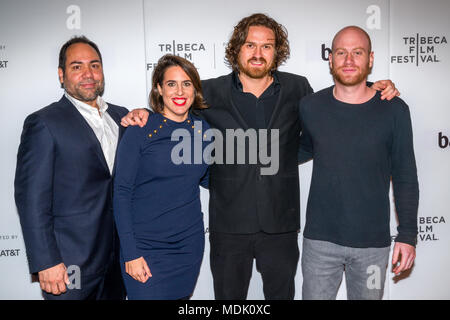 New York, USA, 19. April 2018. Chilenische Regisseur Che Sandoval (2. R) stellt zusammen mit Produzenten Gregorio Gonzalez (L), Florencia Larrea und Lucas Engel an die 2018 Tribeca Film Festival Premiere ihres Films 'Dry Martina" in New York City. Foto von Enrique Shore​/Alamy leben Nachrichten Stockfoto