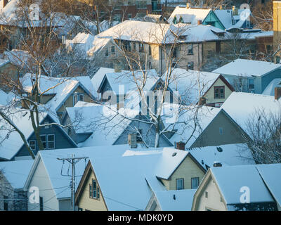 Madison, Wisconsin, USA. 19. April 2018. Schnee Decken der Dächer der Wisconsin State Capital heute Morgen, nach dem zweiten April Schneesturm in weniger als einer Woche gestern geschlagen und über Nacht letzte Nacht. Quelle: Todd Bannor/Alamy leben Nachrichten Stockfoto