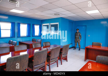 Panmunjom. 18 Apr, 2018. Ein koreanischer Soldat steht auf der Hut in einem Konferenzraum an der Grenze Dorf Panmunjom in der demilitarisierten Zone (DMZ) am 18. April 2018. Das Gipfeltreffen zwischen dem südkoreanischen Präsidenten Moon Jae-in und Kim Jong Un, Führer der Demokratischen Volksrepublik Korea (DVRK), ist für den 27. April am Frieden Haus im südlichen Teil von Panmunjom geplant. Credit: Wang Jingqiang/Xinhua/Alamy leben Nachrichten Stockfoto