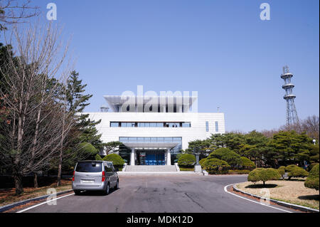 Panmunjom, Südkoreanische Gebäude am Rand von panmunjom in der demilitarisierten Zone (DMZ). 18 Apr, 2018. Die Peace House, ein koreanischer Gebäude am Rand von panmunjom in der demilitarisierten Zone (DMZ), wird in diesem Bild am 18. April 2018 getroffen. Das Gipfeltreffen zwischen dem südkoreanischen Präsidenten Moon Jae-in und Kim Jong Un, Führer der Demokratischen Volksrepublik Korea (DVRK), ist für den 27. April am Frieden Haus geplant. Credit: Wang Jingqiang/Xinhua/Alamy leben Nachrichten Stockfoto