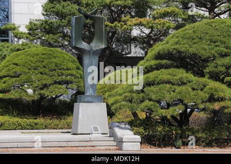 Panmunjom. 18 Apr, 2018. Eine Statue ist vor Peace House, ein koreanischer Gebäude am Rand von panmunjom in der demilitarisierten Zone (DMZ) am 18. April 2018 gesehen. Das Gipfeltreffen zwischen dem südkoreanischen Präsidenten Moon Jae-in und Kim Jong Un, Führer der Demokratischen Volksrepublik Korea (DVRK), ist für den 27. April am Frieden Haus geplant. Credit: Wang Jingqiang/Xinhua/Alamy leben Nachrichten Stockfoto