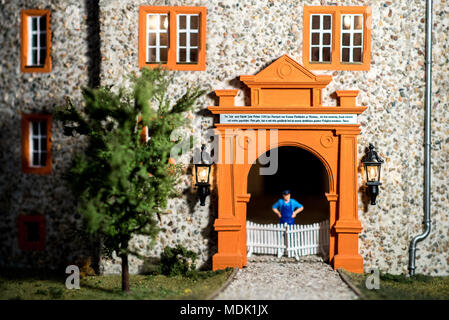 29 März 2018, Salzgitter, Deutschland: ein Wert, der im Torbogen eines Modells der Oelber schloss, gebaut von modellbauer Wilhelm Peters. Peters hat bereits mehrere Burgen Niedersachsen gebaut, unter ihnen die Oelber und die Marienburg. Foto: Hauke-Christian Dittrich/dpa Stockfoto