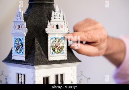 29 März 2018, Salzgitter, Deutschland: Modellbauer Wilhelm Peters zeigt die historische Uhr auf ein Modell der Burg in Wolfenbüttel. Peters hat bereits mehrere Burgen Niedersachsen gebaut, unter ihnen die Oelber und die Marienburg. Foto: Hauke-Christian Dittrich/dpa Stockfoto