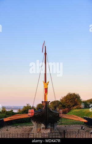 Die Hugin, re-Wikingerschiff gebaut auf Stand auf Pegwell, Ramsgate. Die von sunrise Licht während der Goldenen Stunde leuchtet. Und blauer Himmel. Stockfoto