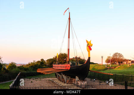 Die Hugin, re-Wikingerschiff gebaut auf Stand auf Pegwell, Ramsgate. Die von sunrise Licht während der Goldenen Stunde leuchtet. Und blauer Himmel. Stockfoto