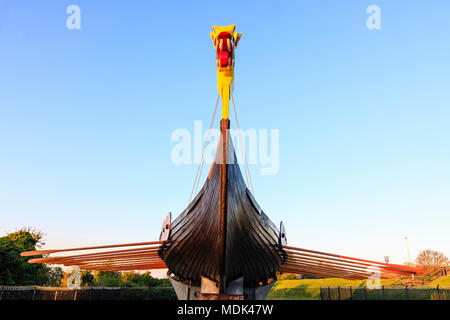 Die Hugin, re-Wikingerschiff gebaut auf Stand auf Pegwell, Ramsgate. Die von sunrise Licht während der Goldenen Stunde leuchtet. Und blauer Himmel. Stockfoto