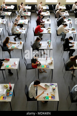 20 April 2018, Deutschland, Rostock: Schülerinnen und Schüler der High School 'Innerstaedtisches Gymnasium" für Ihre schriftlichen Englisch Prüfung, die ist eine von vielen sogenannten 'Abitur' abschließende Prüfungen werden Sie in den kommenden Wochen zu schreiben. 5300 Studenten im Bundesland Mecklenburg - Vorpommern begann ihre schriftlichen Endrunden am 19. April. Foto: Bernd Wüstneck/dpa/ZB Stockfoto